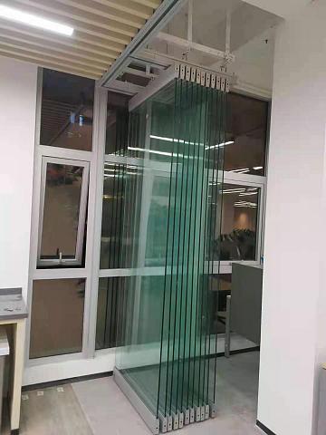 苏幕隔断现场完工图_移动玻璃隔断